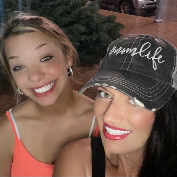 Meet your Posher, Laura - Picture 1 of 1